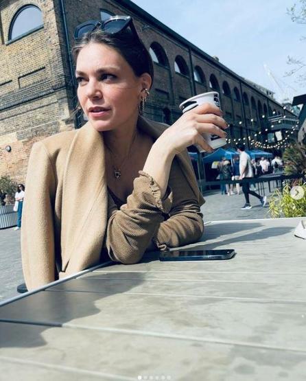 Bebek bekleyen Aslı Enver eşine poz verdi .