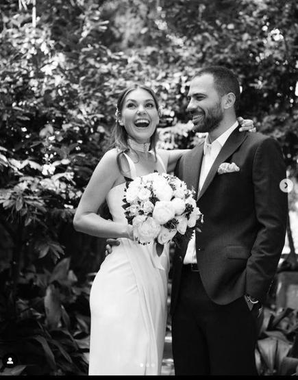 Bebek bekleyen Aslı Enver eşine poz verdi .