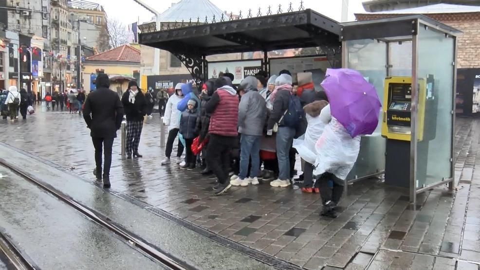 Taksimde beklenen kar yağışı başladı