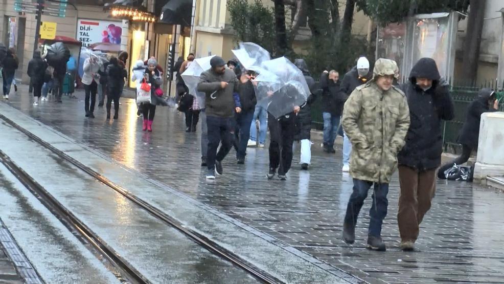Taksimde beklenen kar yağışı başladı
