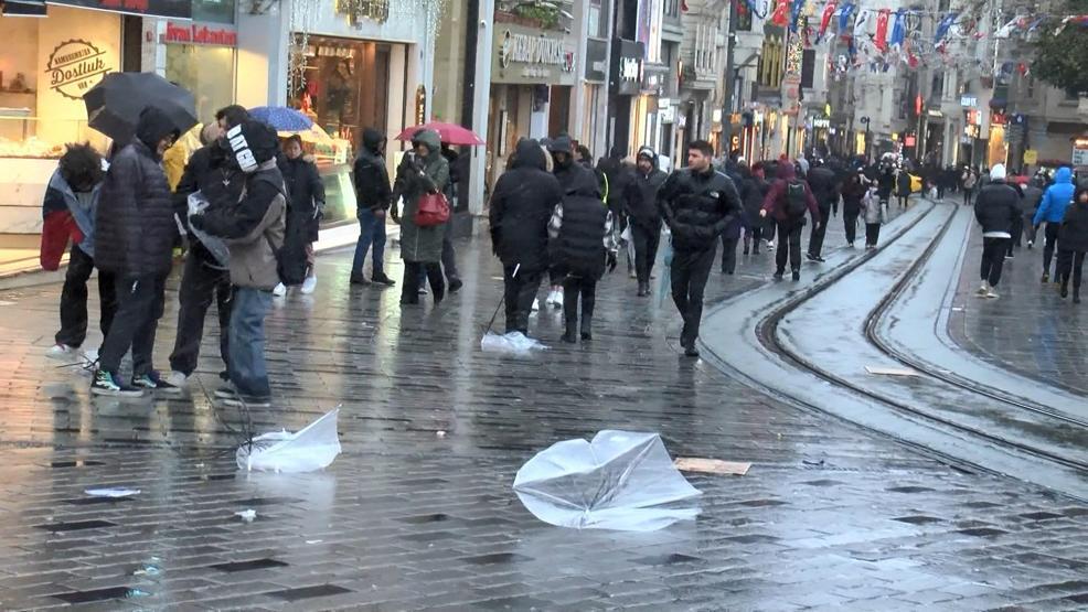 Taksimde beklenen kar yağışı başladı
