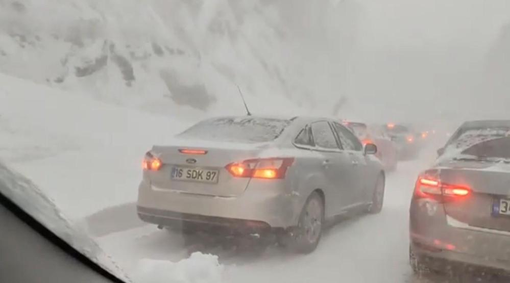 Uludağda 25 kilometrelik kar trafiği: Kayarak şehir merkezine indiler