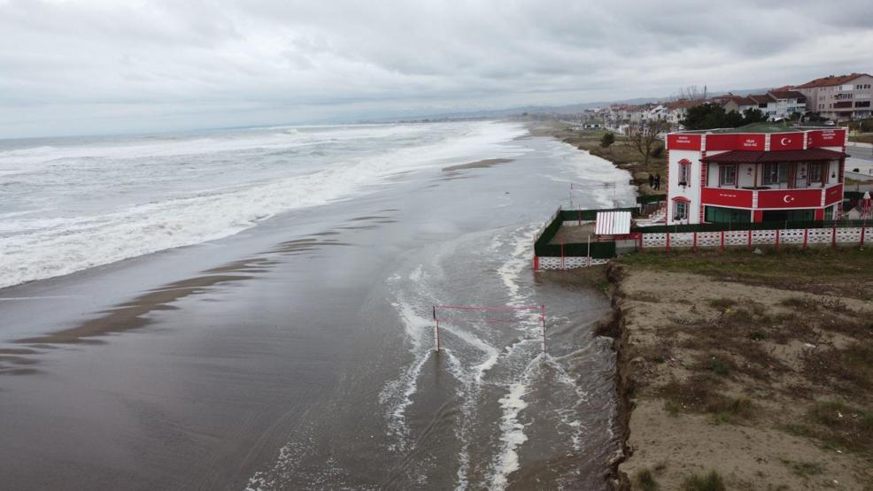 Karasu’da dev dalgalar sahili kapladı