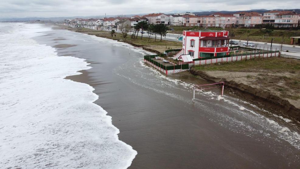 Karasu’da dev dalgalar sahili kapladı