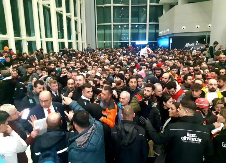 Binlerce yardım gönüllüsü İstanbul Havalimanına akın etti