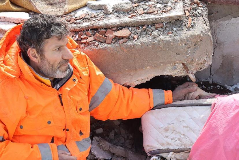 Kahramanmaraştan yürek yakan görüntüler: Depremde kaybettiği kızının elini bırakamadı