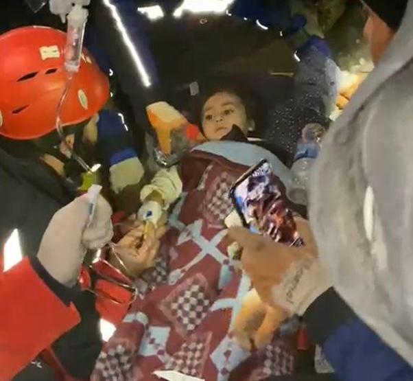 2 şehir 2 mucize 40 saat sonra enkazdan sağ olarak çıkarıldılar