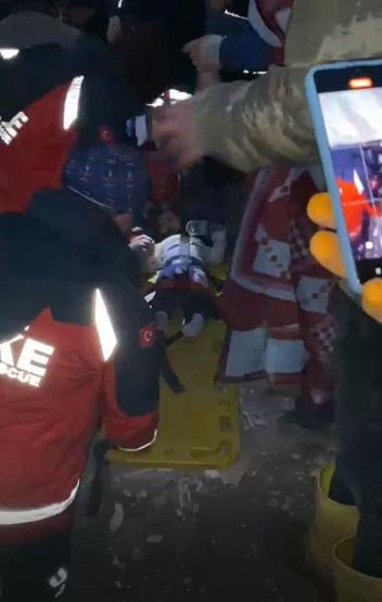 2 şehir 2 mucize 40 saat sonra enkazdan sağ olarak çıkarıldılar