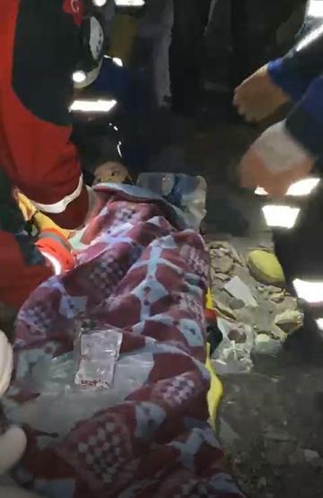 2 şehir 2 mucize 40 saat sonra enkazdan sağ olarak çıkarıldılar
