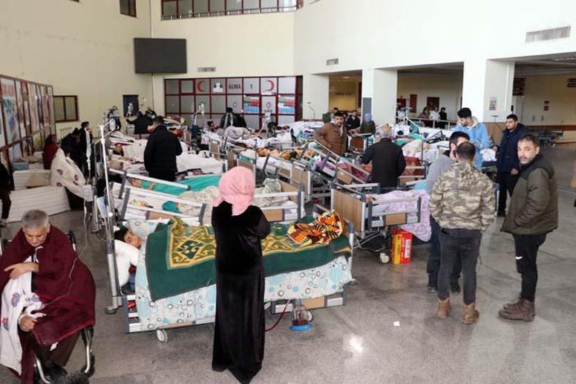 Depremzedeler koridorda tedavi ediliyor