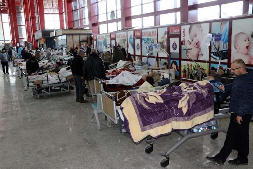 Depremzedeler koridorda tedavi ediliyor