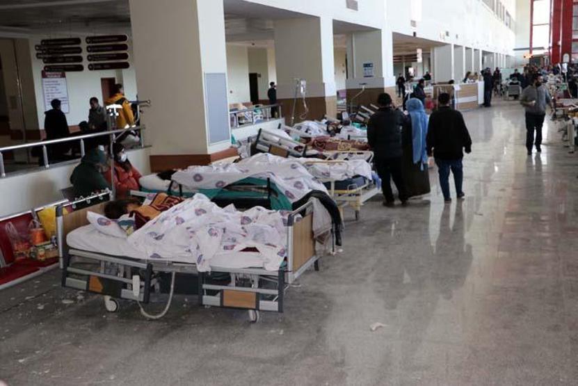 Depremzedeler koridorda tedavi ediliyor