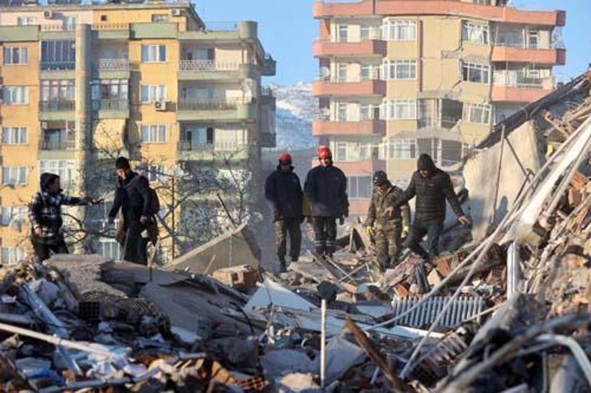 Son dakika... Türkiye 7.7 ve 7.6lık iki depremle sarsıldı İşte deprem felaketinden kareler