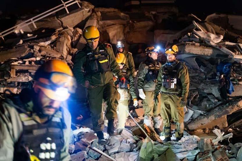 Uluslararası ekiplerden kurtarma görüntüleri