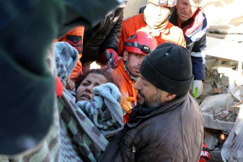 Depremin 55inci saatinde anne ve 3 kızı sağ kurtarıldı