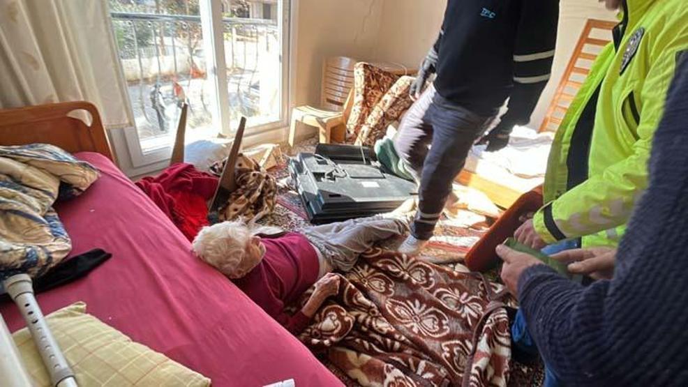 Depremde hasar gören evlerinde mahsur kalan yatalak çifti, 50 saat sonra polis kurtardı