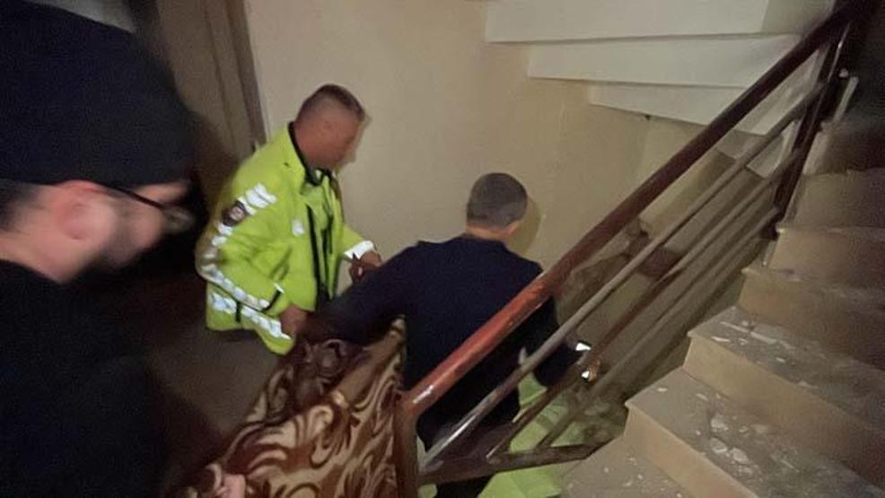 Depremde hasar gören evlerinde mahsur kalan yatalak çifti, 50 saat sonra polis kurtardı