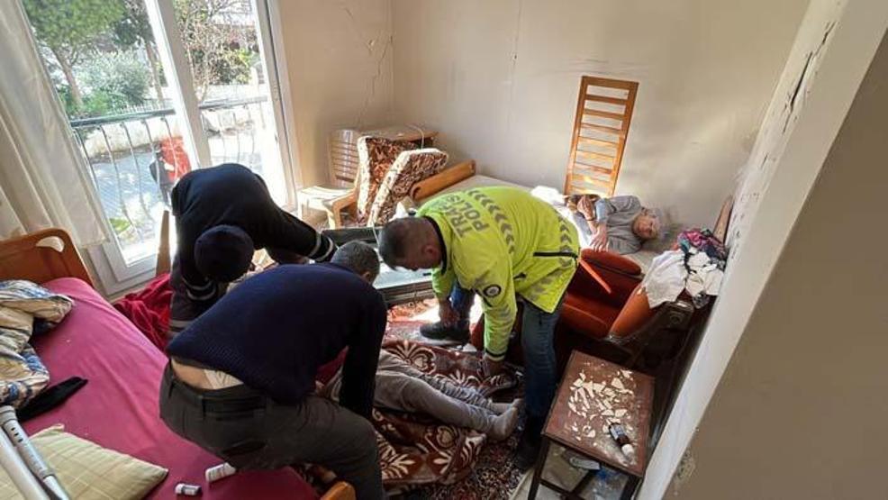 Depremde hasar gören evlerinde mahsur kalan yatalak çifti, 50 saat sonra polis kurtardı