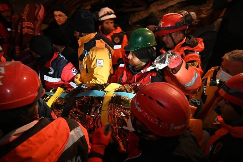 Bakan Kurum, Nurdağında 65 saat sonra mucize kurtuluşa şahit oldu