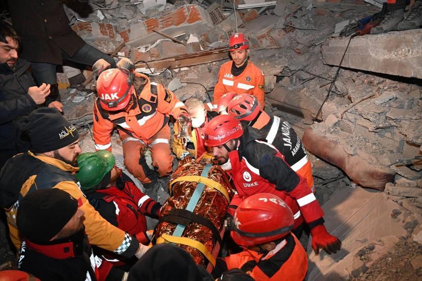 Bakan Kurum, Nurdağında 65 saat sonra mucize kurtuluşa şahit oldu