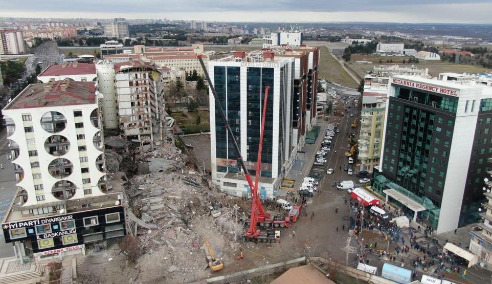 Diyarbakır’da depremin verdiği hasar havadan görüntülendi