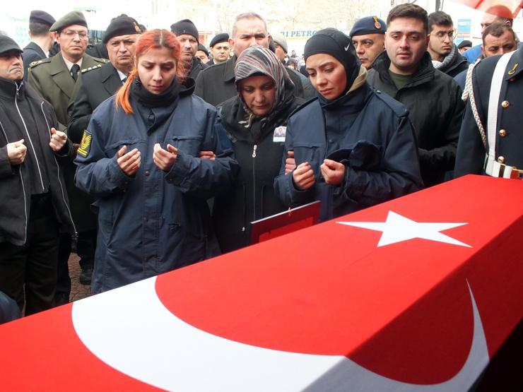Depremde hayatını kaybeden astsubaya kızlarından üniformalı veda