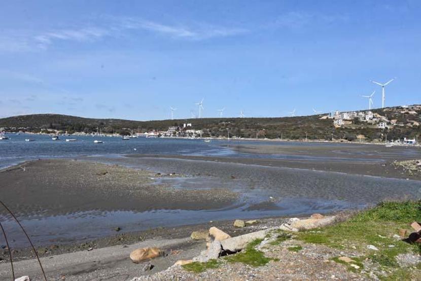 İzmir Seferihisarda deniz suyu 25 metre çekildi