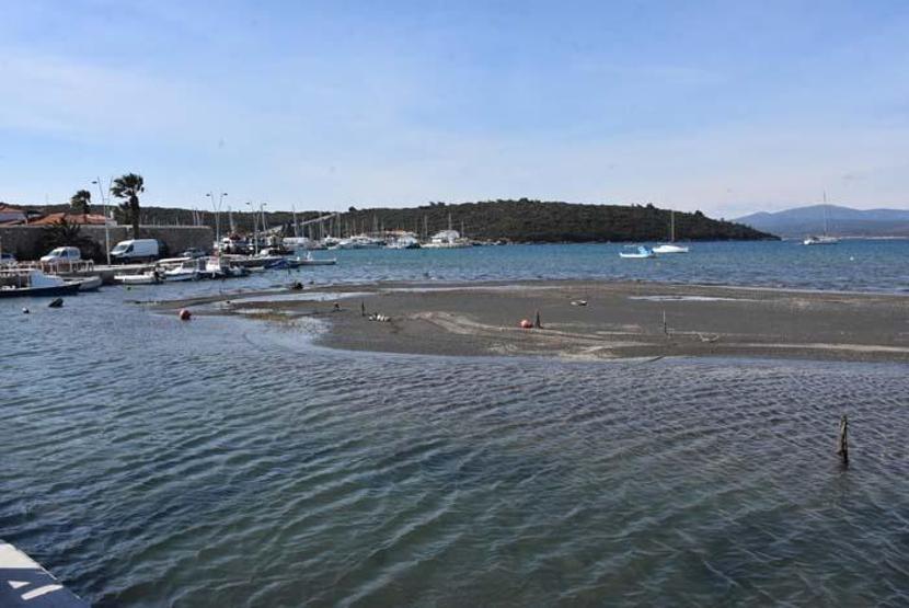 İzmir Seferihisarda deniz suyu 25 metre çekildi