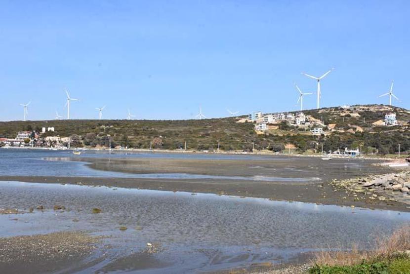 İzmir Seferihisarda deniz suyu 25 metre çekildi