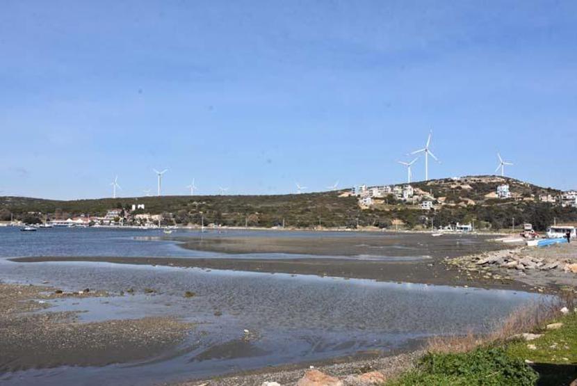 İzmir Seferihisarda deniz suyu 25 metre çekildi