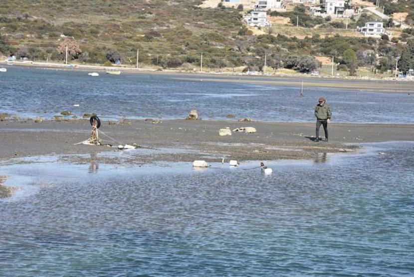 İzmir Seferihisarda deniz suyu 25 metre çekildi