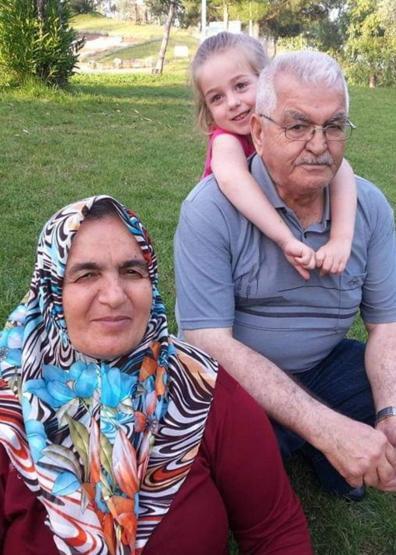 Depremde babasını toprağa veren DHA muhabiri, annesi için umutlu bekleyişini sürdürüyor
