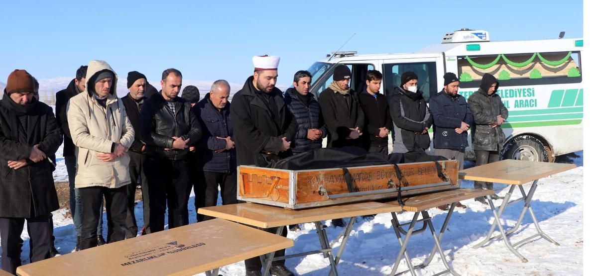 Depremde babasını toprağa veren DHA muhabiri, annesi için umutlu bekleyişini sürdürüyor