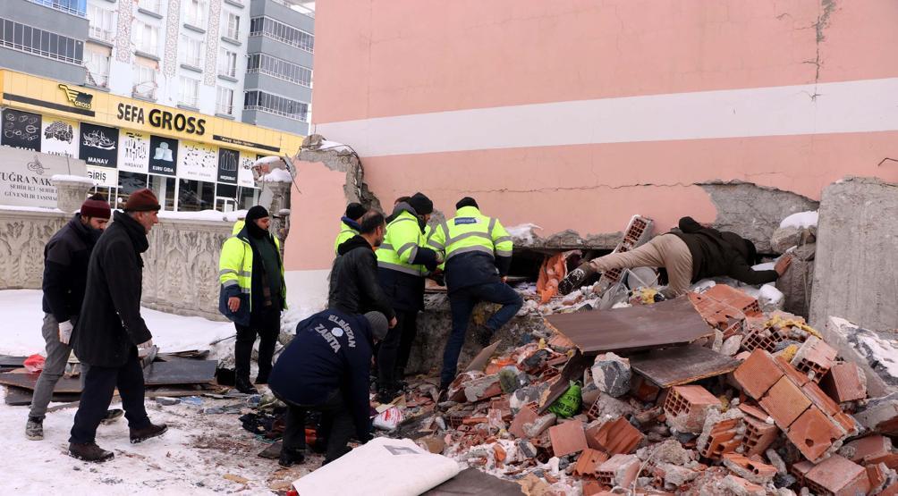 Depremde babasını toprağa veren DHA muhabiri, annesi için umutlu bekleyişini sürdürüyor