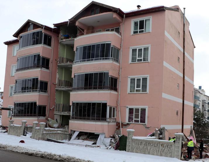 Depremde babasını toprağa veren DHA muhabiri, annesi için umutlu bekleyişini sürdürüyor