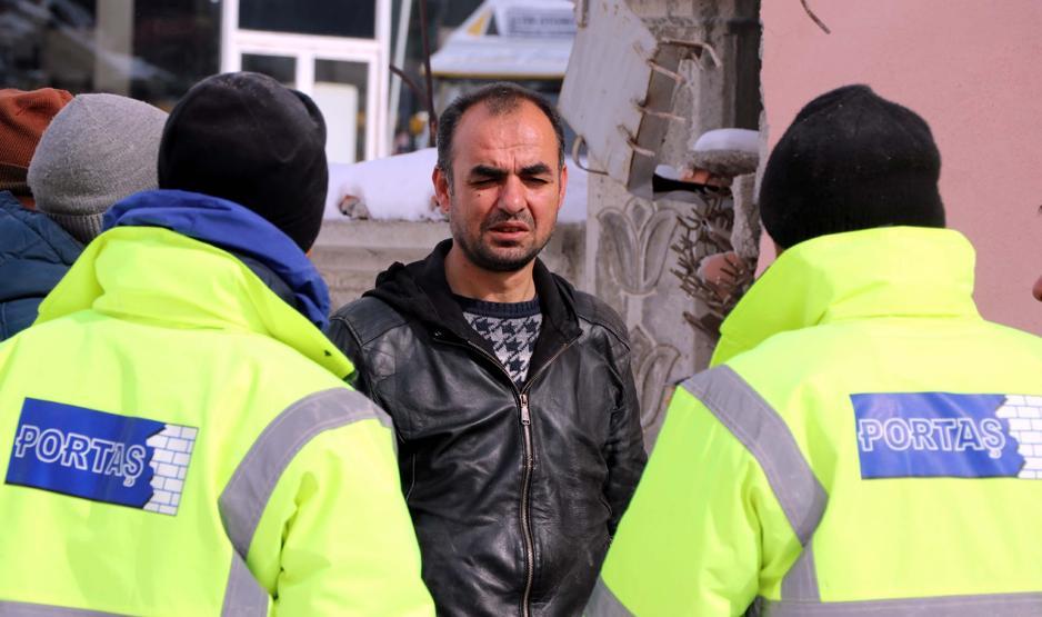 Depremde babasını toprağa veren DHA muhabiri, annesi için umutlu bekleyişini sürdürüyor