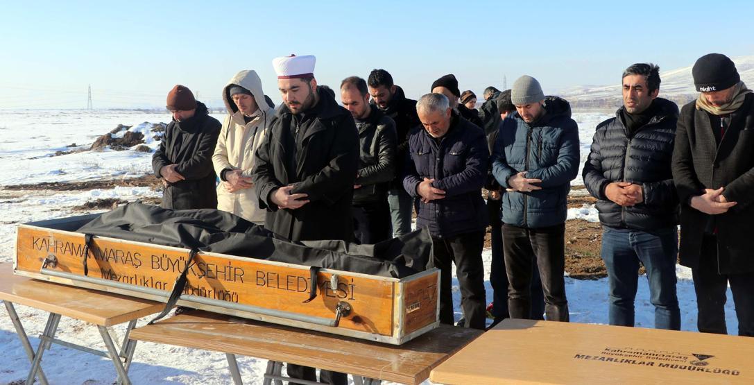 Depremde babasını toprağa veren DHA muhabiri, annesi için umutlu bekleyişini sürdürüyor