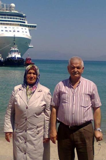 Depremde babasını toprağa veren DHA muhabiri, annesi için umutlu bekleyişini sürdürüyor