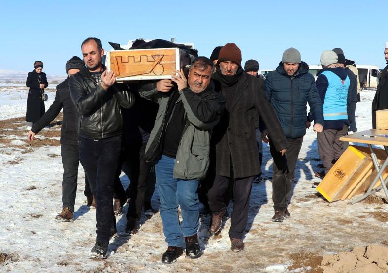 Depremde babasını toprağa veren DHA muhabiri, annesi için umutlu bekleyişini sürdürüyor