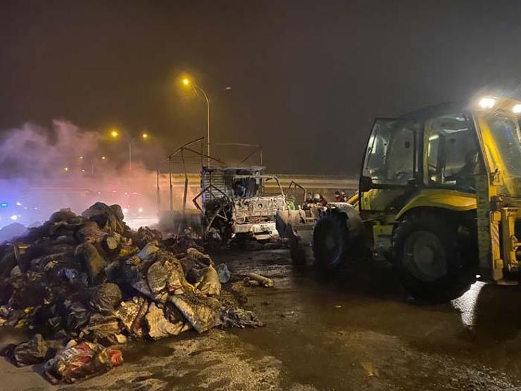 İzmirden deprem bölgesine giden yardım TIRı yandı