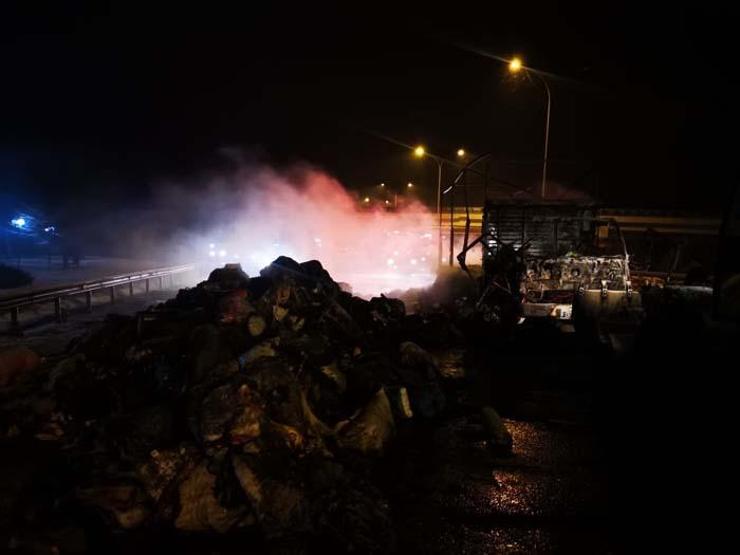İzmirden deprem bölgesine giden yardım TIRı yandı