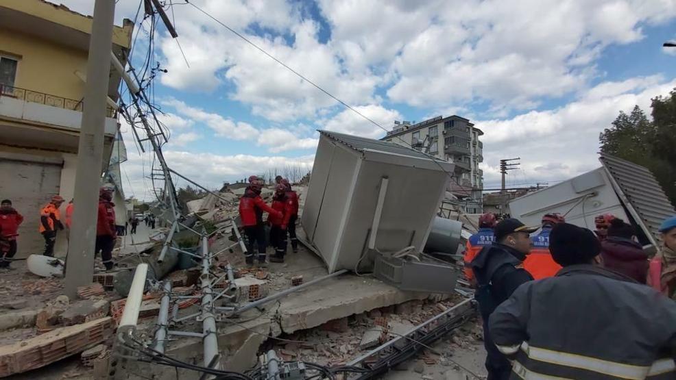 Osmaniyede artçı deprem; 4 katlı bina yıkıldı