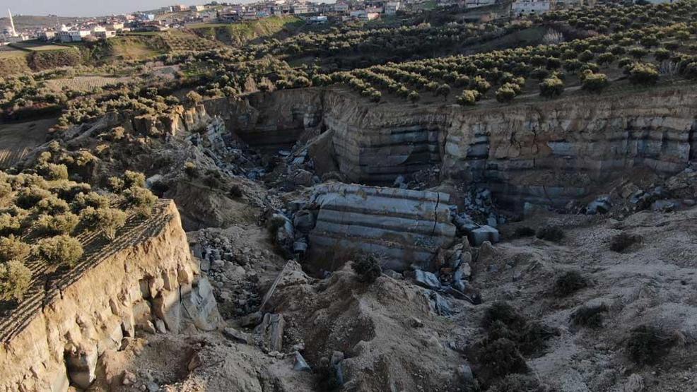 Hatay’da deprem sonrası dehşete düşüren görüntü Şehir ikiye bölündü