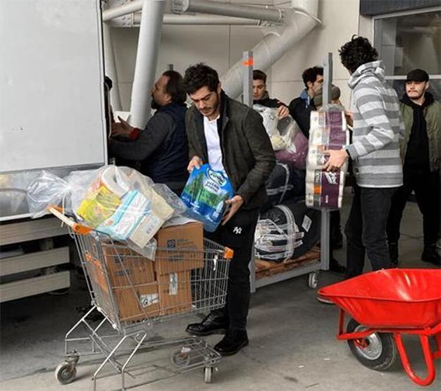 Ünlüler çalışmaya devam ediyor Kimi koli bantladı kimi canlı yayında yardım topladı
