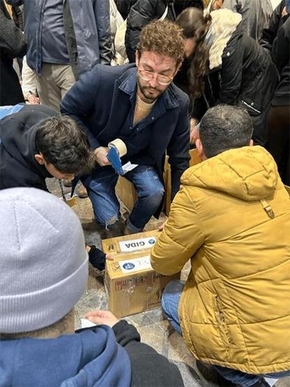 Ünlüler çalışmaya devam ediyor Kimi koli bantladı kimi canlı yayında yardım topladı