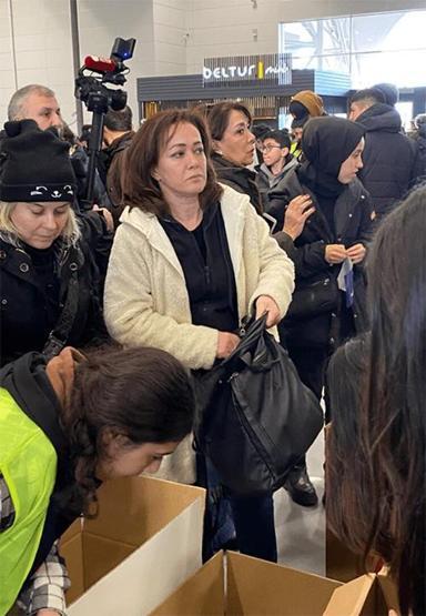 Ünlüler çalışmaya devam ediyor Kimi koli bantladı kimi canlı yayında yardım topladı