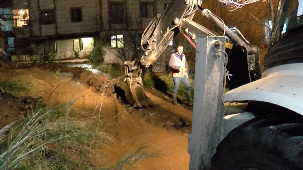 Kağıthanede İSKİnin ana su hattı patladı; evler göle, yollar dereye döndü