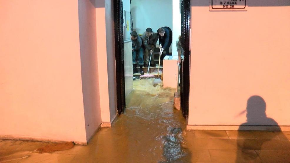Kağıthanede İSKİnin ana su hattı patladı; evler göle, yollar dereye döndü