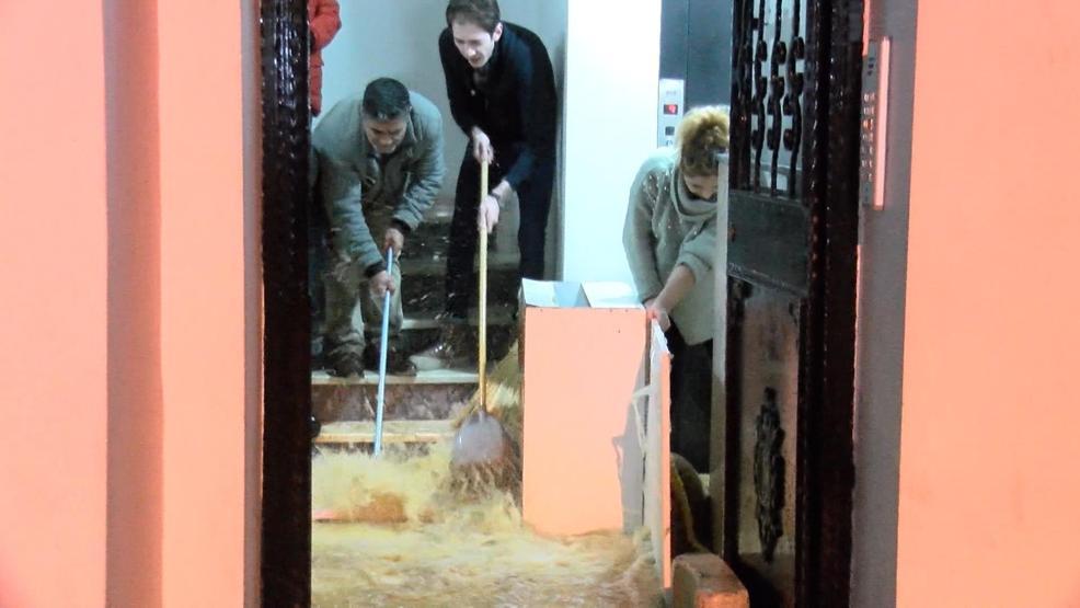 Kağıthanede İSKİnin ana su hattı patladı; evler göle, yollar dereye döndü
