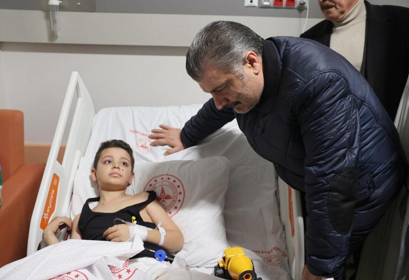 Sağlık Bakanı Koca, hastanede depremzede çocukları ziyaret etti